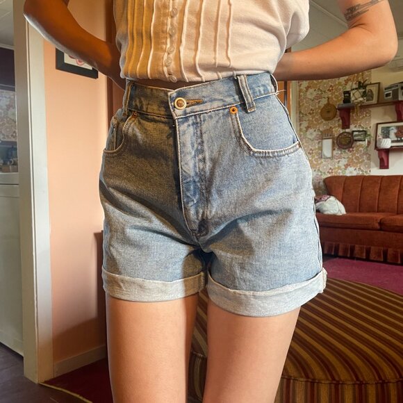 90s Road Runner Lightwash high waisted 100% cotton denim jean shorts! - Picture 2 of 12